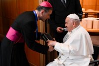 papez_francisek_in_skof_saje